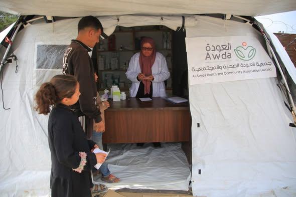 جمعية العودة تدين استهداف مركزها الصحي في جباليا وتحذر من توقف خدماته
