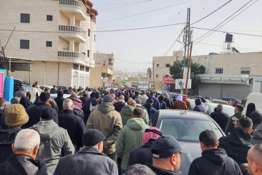 جماهير فلسطينية تًشيع جثمان الشهيد محمد نصرالله في الخليل