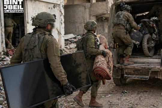 هآرتس: جنود إسرائيليون ينهبون ممتلكات واسعة من منازل اللبنانيين خلال الاجتياح البري جنوب لبنان