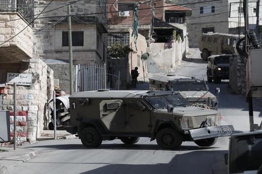 الاحتلال يعتقل شابًا وطفلًا من حوسان ويواصل إغلاق البلدة لليوم الثاني