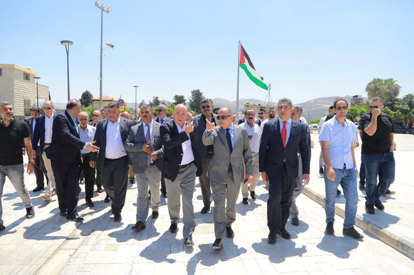 وفد دبلوماسي يطّلع على الانتهاكات الإسرائيلية في سبسطية خلال زيارة ميدانية نظمتها الخارجية الفلسطينية لدعم ملف الترشيح لدى اليونسكو.