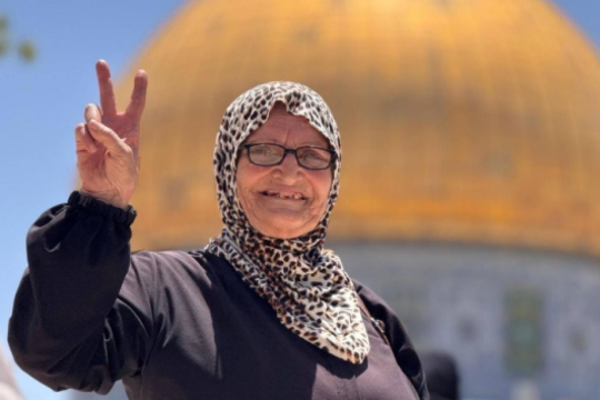 الاحتلال يُبعد المرابطة نفيسة خويص عن المسجد الأقصى لمدة ستة أشهر