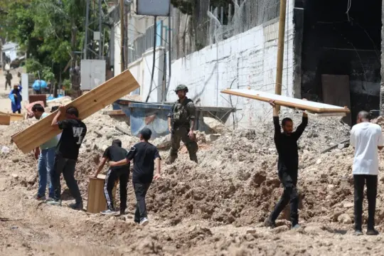 جرافات الاحتلال تهدم منازل مواطنين في مخيم نور شمس بطولكرم