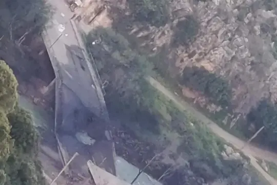 جيش الاحتلال يدمر جسر الزرارية الحيوي في لبنان