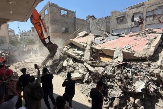الدفاع المدني: انتشال رفات 4 شهداء من منزل بغزة