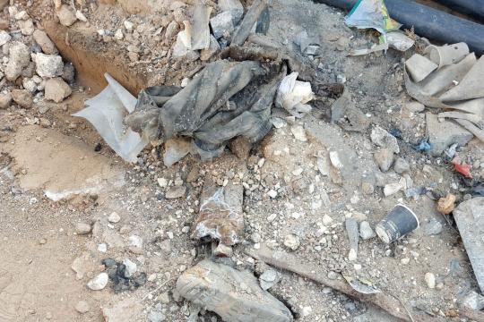 طواقم بلدية غزة تعثر على جثمان شهيد خلال عملها في شارع الرشيد