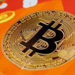 بتكوين تتعافى مؤقتاً بعد خسائر حادة وسط تحذيرات من مزيد من التراجع