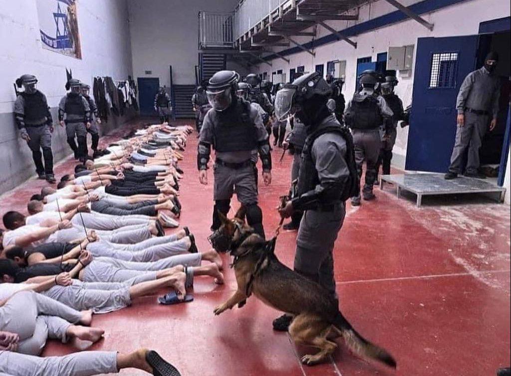 الأسرى الفلسطينيون يواجهون منع العبادات والتفتيش المستمر والتعذيب الجسدي والنفسي وفق شهادات حديثة