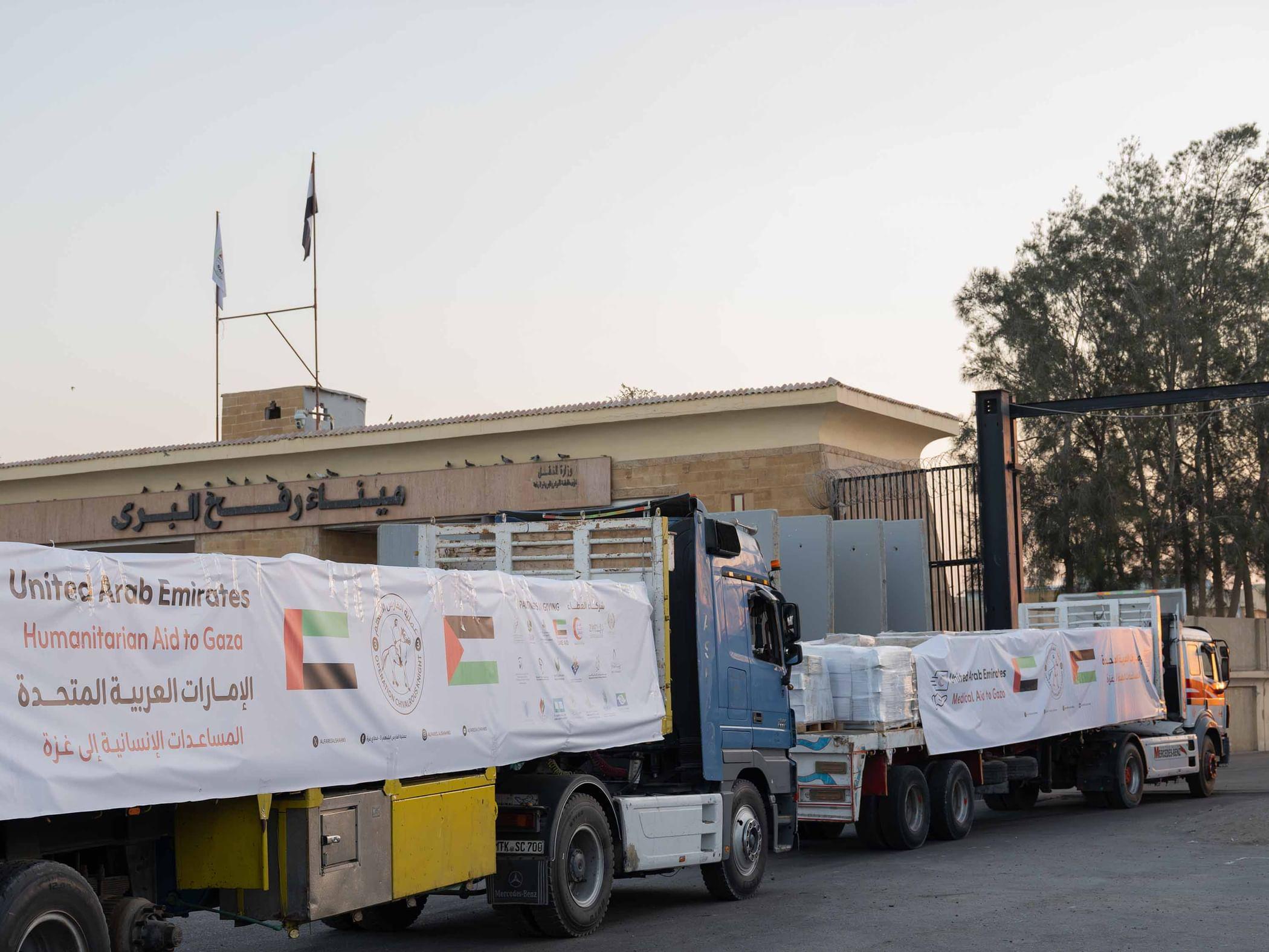 67 شاحنة محملة بمواد غذائية وإغاثية تدخل القطاع خلال أسبوع ضمن عملية «الفارس الشهم 3»