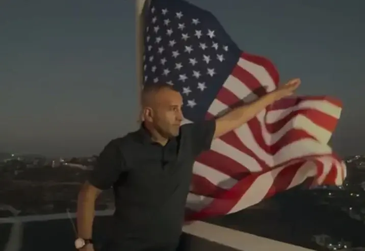 لؤي أبو ريدة عاد إلى مسقط رأسه جنوبي نابلس رغم حصار المستوطنين لمنزله، مؤكداً تمسكه بالبقاء ومطالباً بتدخل أميركي
