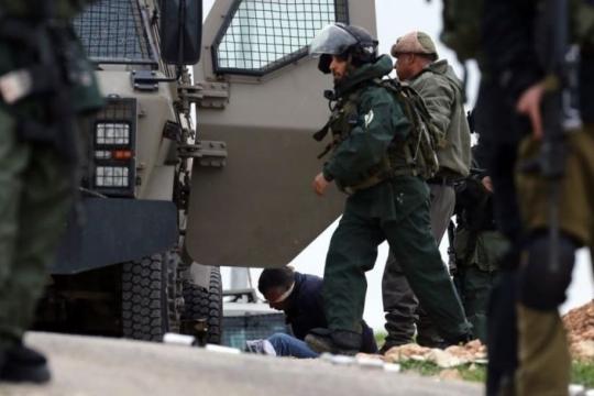 الاحتلال يعتقل عددًا من العمال على حاجز جنوب القدس