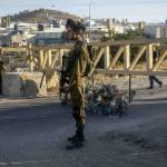 أزمة مرورية خانقة بعد نصب الاحتلال حاجزًا على مدخل بلدة حزما