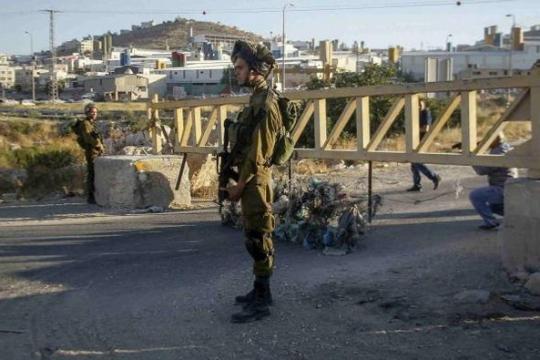 أزمة مرورية خانقة بعد نصب الاحتلال حاجزًا على مدخل بلدة حزما