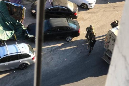 الاحتلال يعتقل مريضًا بالسرطان أثناء توجهه لتلقي العلاج في القدس