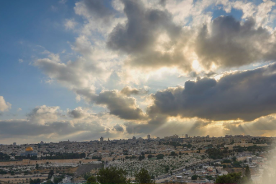 طقس حار ومغبر يسبق انخفاضاً ملموساً على درجات الحرارة بداية الأسبوع