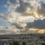 حالة الطقس: استمرار تأثير المنخفض الجوي على البلاد مع أمطار ورياح قوية