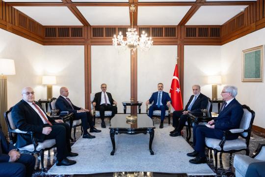 وزير الخارجية التركي يلتقي رئيس اللجنة الوطنية لإدارة قطاع غزة في أنقرة