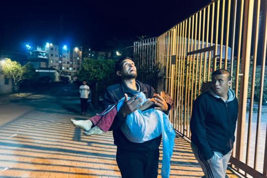 استشهاد وإصابة عدة نازحين بانهيار جدار على خيامهم في خانيونس