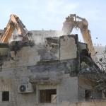 الاحتلال الإسرائيلي يهدم منزلًا وأسوارًا في حي البستان بمدينة القدس