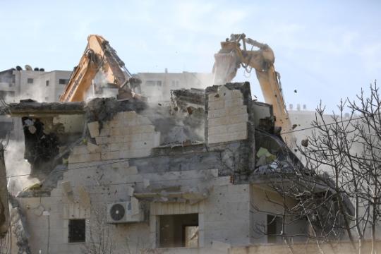 الاحتلال الإسرائيلي يهدم منزلًا وأسوارًا في حي البستان بمدينة القدس