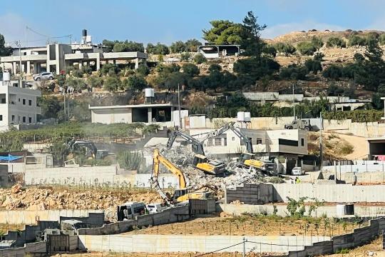 الاحتلال يهدم منزلاً مأهولاً في قرية بيت سكاريا جنوب بيت لحم