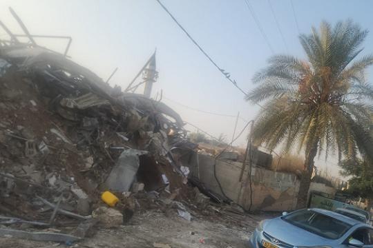 جرافات الاحتلال تهدم أكثر من عشرة محال تجارية في بلدة اللقية بالنقيب