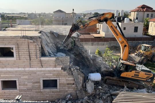 الاحتلال يهدم منزلين ومنشأة تجارية جنوب طولكرم