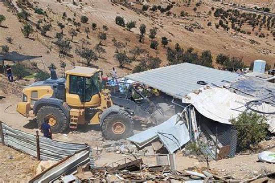 آليات الاحتلال تهدم مساكن وبركسات وآبار مياه بمسافر يطا