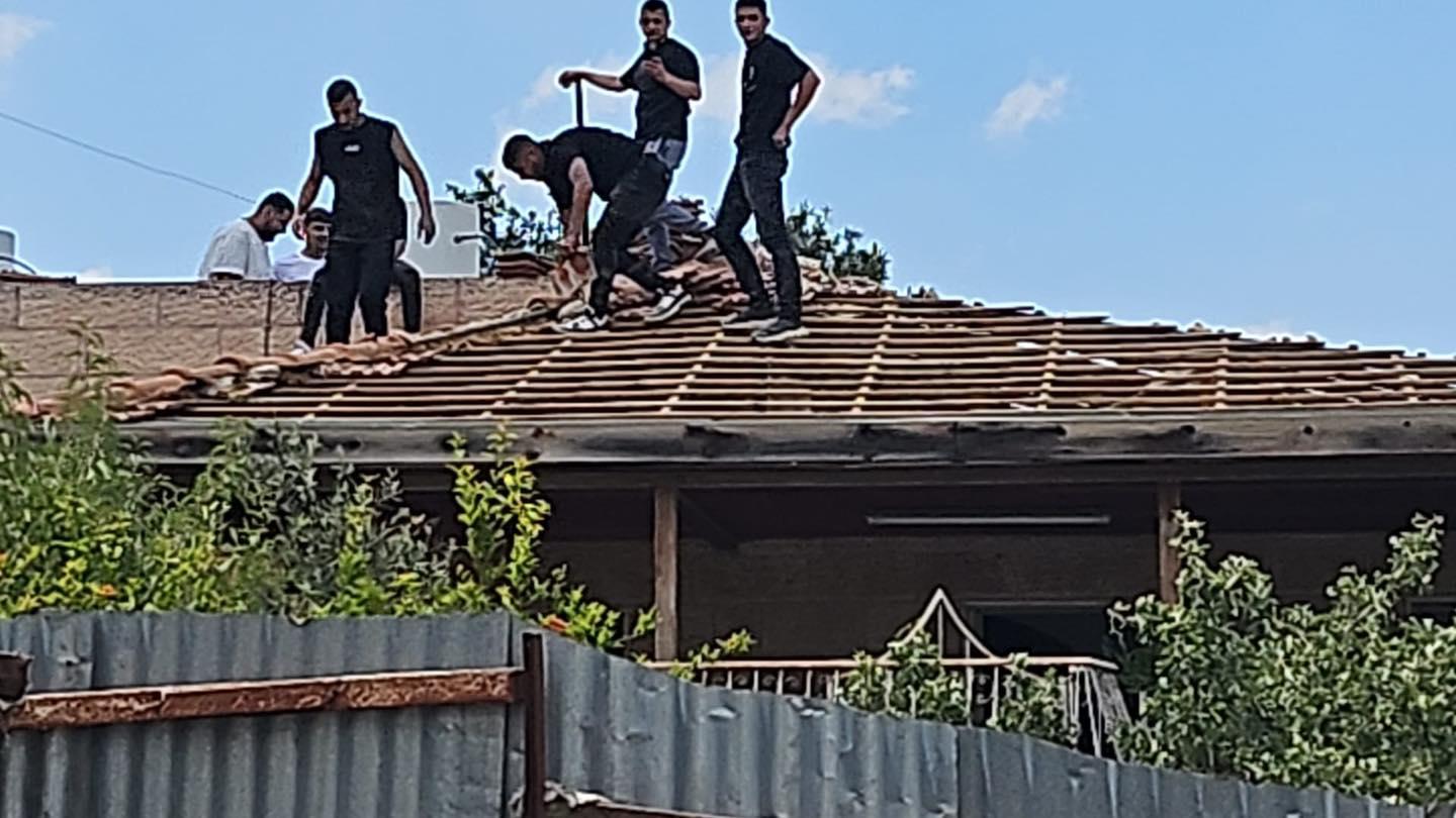 الاحتلال يجبر مقدسياً على هدم منزله في بيت صفافا ويواصل استهداف المنشآت شمال القدس
