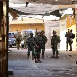 الجيش الإسرائيلي يعتقل 5 فلسطينيين و4 متضامنين أجانب خلال اقتحامات بالضفة الغربية