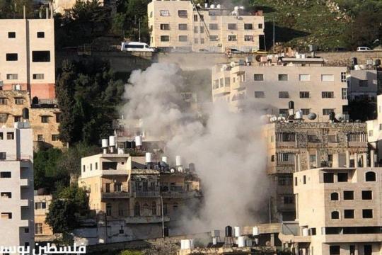 قوات الاحتلال الإسرائيلي تفجر منزلاً في نابلس وتُصيب شاباً قرب القدس