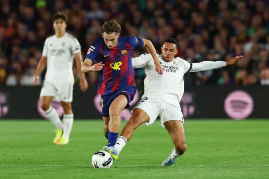 فيديو: برشلونة يتوج بلقب الدوري الإسباني للمرة 29 بعد حسم الكلاسيكو أمام ريال مدريد