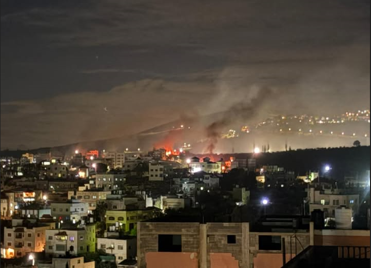 رصاصة حي وضرب وغاز.. المستوطنون يهاجمون منازل ومركبات البلدة