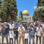 عشرات الآلاف يؤدون صلاة الجمعة في الأقصى رغم القيود الإسرائيلية المشددة