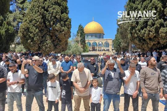 عشرات الآلاف يؤدون صلاة الجمعة في الأقصى رغم القيود الإسرائيلية المشددة