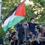 لامين يامال يرفع علم فلسطين خلال احتفالات تتويج برشلونة ويعد الجماهير بدوري الأبطال