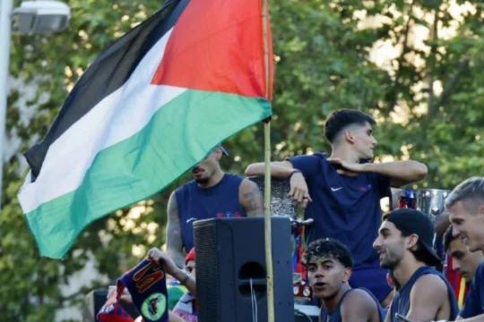 لامين يامال يرفع علم فلسطين خلال احتفالات تتويج برشلونة ويعد الجماهير بدوري الأبطال