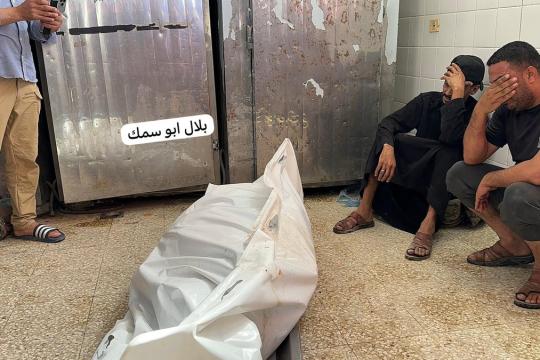 استشهاد شقيقين وإصابة 4 مواطنين بقصف إسرائيلي وسط قطاع غزة