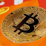 بتكوين تتراجع دون 65 ألف دولار وسط قلق بشأن الرسوم الجمركية الأميركية