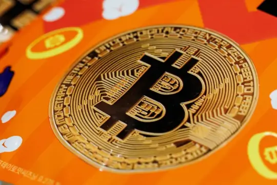 بتكوين تتراجع دون 65 ألف دولار وسط قلق بشأن الرسوم الجمركية الأميركية