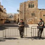 الاحتلال الإسرائيلي يغلق أبواب منازل في الخليل ويعزل أهالي الحارة القديمة