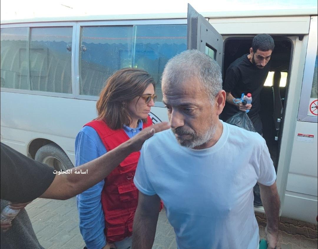 الصليب الأحمر يسهل عملية الإفراج.. وأسرى محررون يظهرون آثار الإرهاق وسوء المعاملة بعد فترات اعتقال متفاوتة