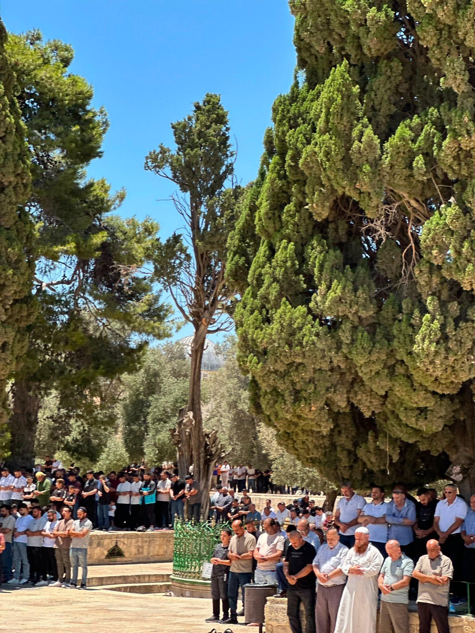 قوات الاحتلال عززت انتشارها في محيط المسجد والبلدة القديمة ونصبت سواتر حديدية ودققت في هويات المصلين