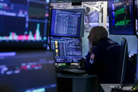 تصاعد التوتر في مضيق هرمز يدفع النفط للارتفاع ويضغط على الأسواق الأميركية
