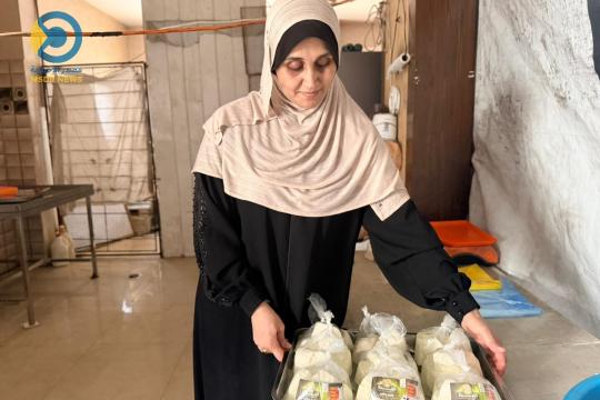 من بين الفقد إلى قدر اللبن.. هناء تعيل 11 فردًا بمشروعها الصغير في غزة