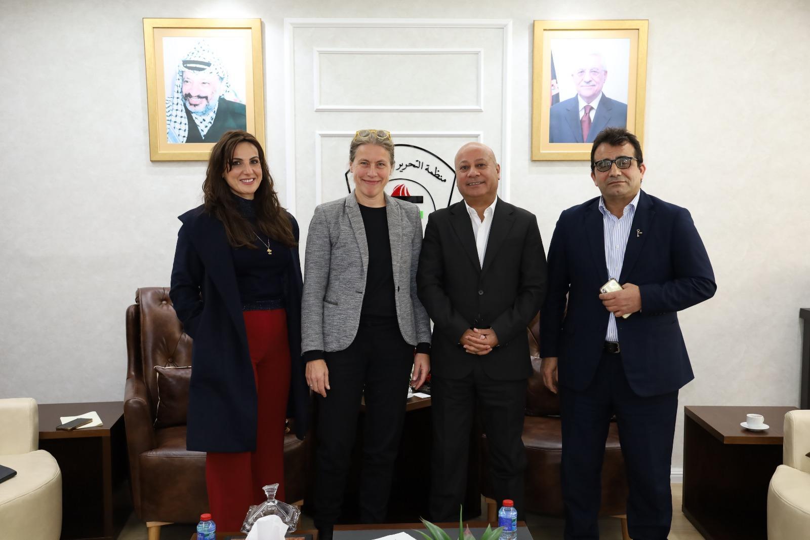 بحث أوضاع اللاجئين في المخيمات الفلسطينية والتداعيات المالية على الخدمات الأساسية للوكالة