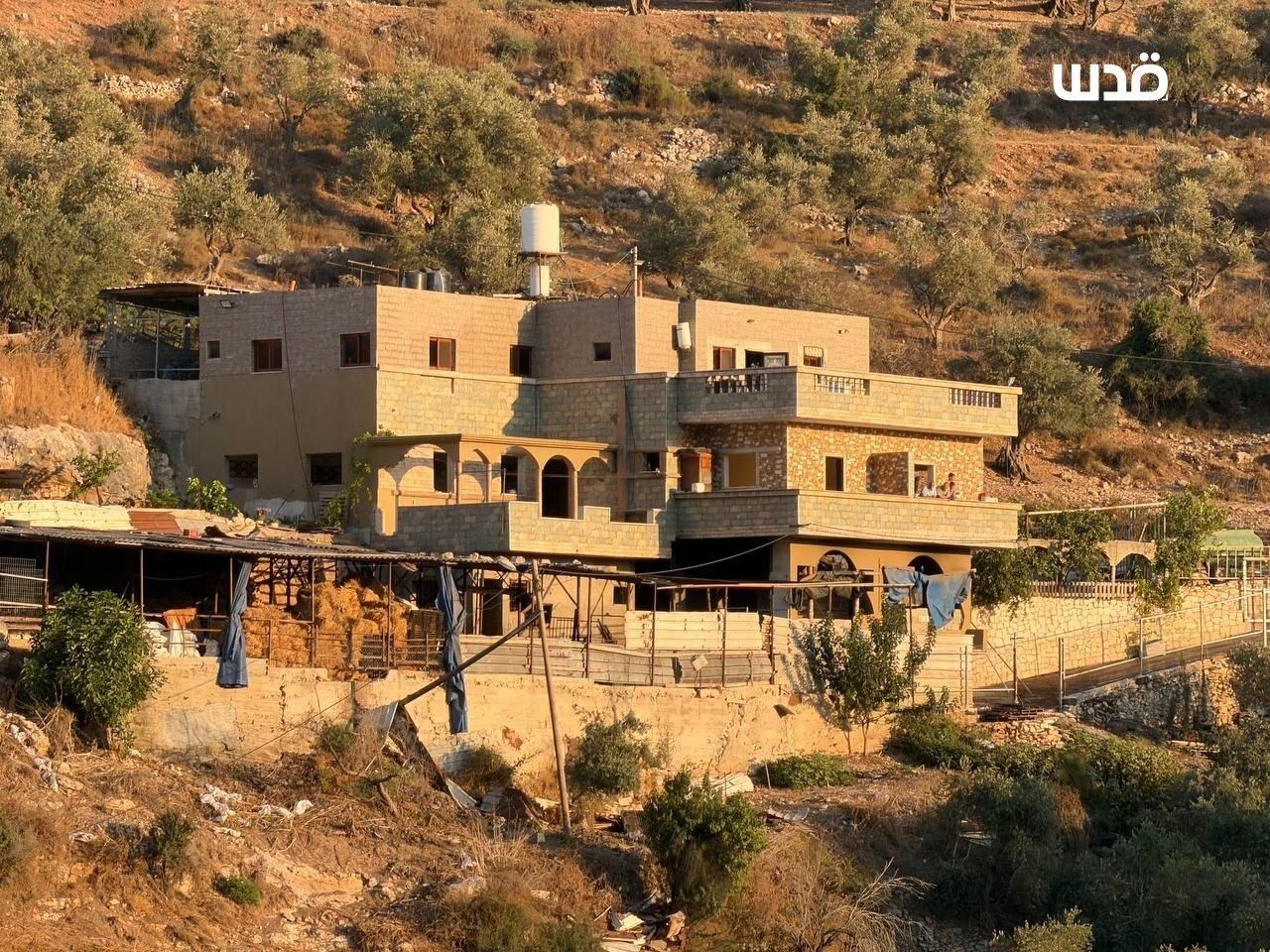 قرار عسكري بهدم منزل الأسير بذريعة تنفيذ عملية دهس أودت بحياة مستوطن قرب بيت أمرين، وسط انتقادات لسياسة هدم منازل عائلات الأسرى