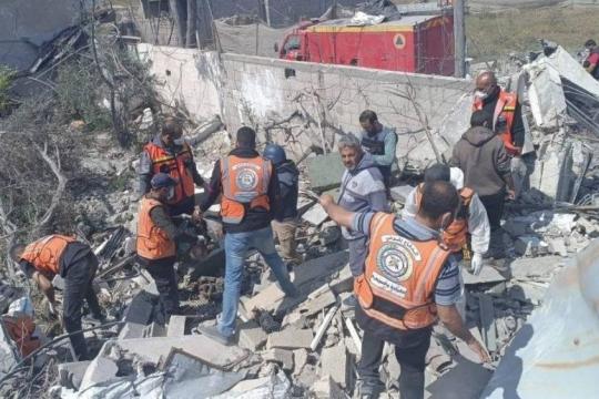 الدفاع المدني في غزة ينتشل رفات 19 شهيداً من تحت أنقاض عمارة كرم السكنية