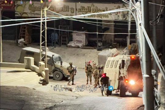 قوات الاحتلال تقتحم كفر مالك وتداهم عشرات المنازل شمال شرق رام الله