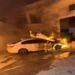 مستوطنون يحرقون مركبات فلسطينية ويخطون شعارات عنصرية شرق رام الله